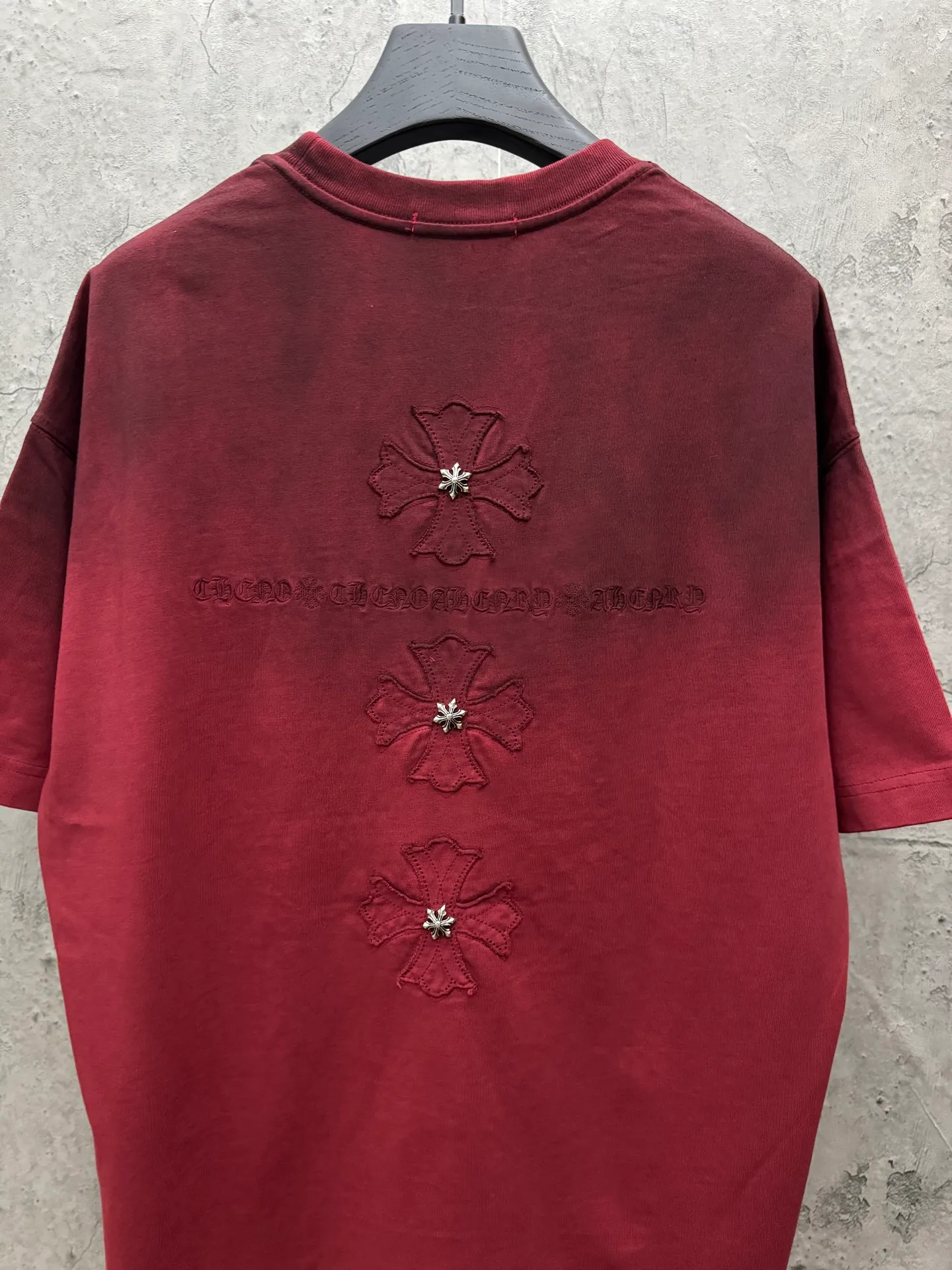 P230 top version, real shot without P, ​​different from market currency) 𝗖𝗵𝗿𝗼𝗺𝗲 𝗛𝗲𝗮𝗿𝘁𝘀/Croxin 2026 spring new original single counter American washed patch embroidered couple short sleeves 👑The highest version! Customized fabric 320 grams, washed and fried, spray horse slip craft, best-selling model at the counter, very comfortable to wear. Accessories: original molded and authenticated collar label ➕ 100% silk wash label. Genuine purchase-grade original hangtag➕matching hanging rope➕3D hanging beads➕original packaging bag. Craftsmanship: The original version has consistent wiring! The highest version of the armhole matching technique! Color: Burgundy Black Size: S M L XL Style No.: 6607